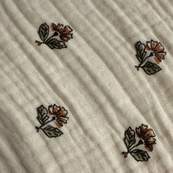 Peri Home gauze Floral Comforter Cream - Picture 3 of 5